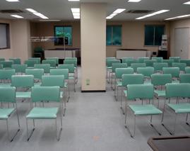 2F 大会議室：100名前後のセミナー、会議、研修向くの会場です。3時間：50,000円～