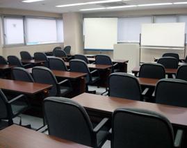 中研修室：20名～40名までのセミナー、会議、研修向きの会場です。3時間：35,000円～