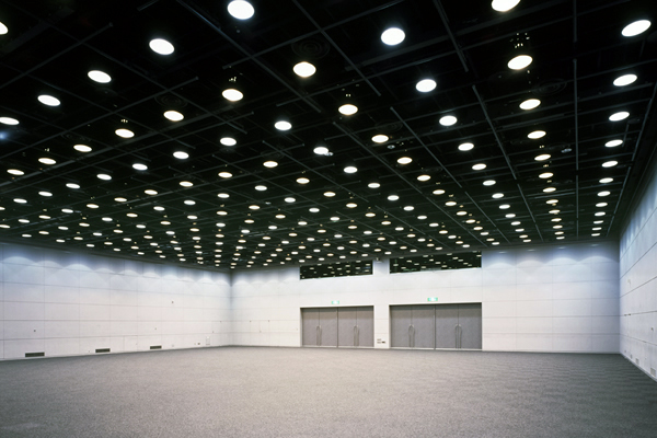 ホール：広さ675m²（204坪）、天井高6.0m