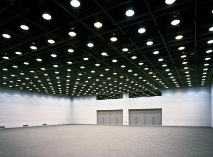 ホール：広さ675m²（204坪）、天井高6.0m