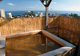 屋上露天風呂より熱海湾を望む