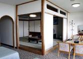 和洋室：お客様のお好みで、和室と洋室をご利用できるよう、くつろぎの空間をご用意いたしました。